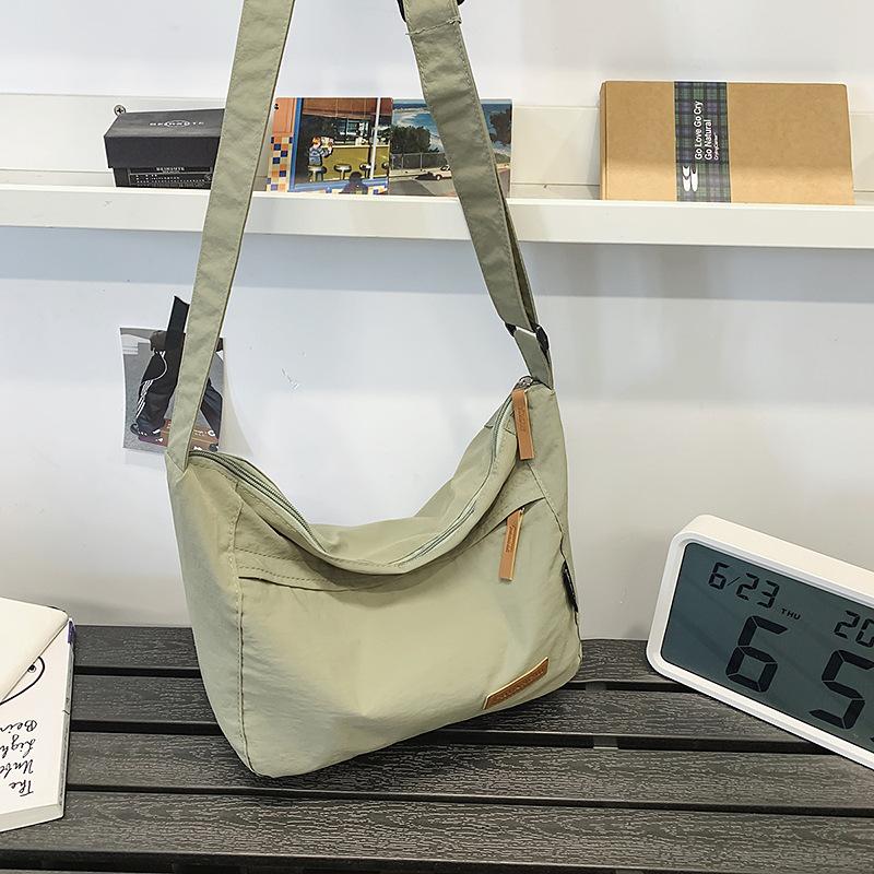 Вместительная сумка-мессенджер, брызгозащитная нейлоновая наплечная сумка, повседневная сумка почтальона, сумка-тоут для студента зелёный
Вместительная сумка-мессенджер, брызгозащитная нейлоновая наплечная сумка, повседневная сумка почтальона, сумка-тоут для студента зелёный