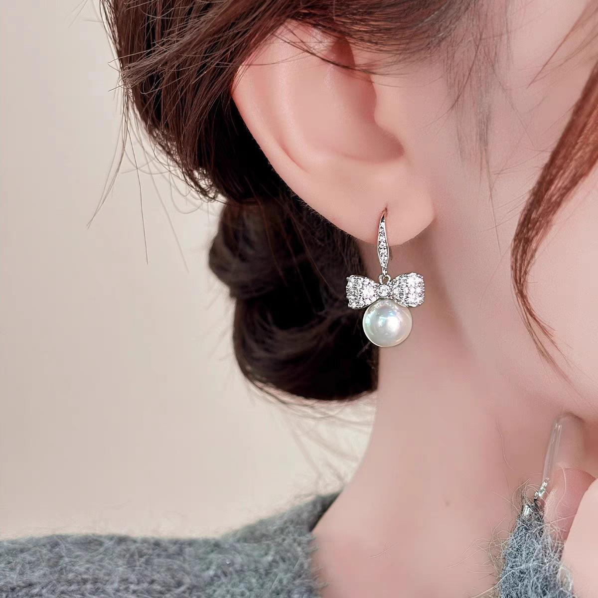 ANENJERY Серьги-подвески с геометрическим бантом из циркона и имитацией жемчуга, женские, легкие, роскошные, высокого класса, темпераментные, модные, ювелирные, подарочные серьги белый
ANENJERY Серьги-подвески с геометрическим бантом из циркона и имитацией жемчуга, женские, легкие, роскошные, высокого класса, темпераментные, модные, ювелирные, подарочные серьги белый