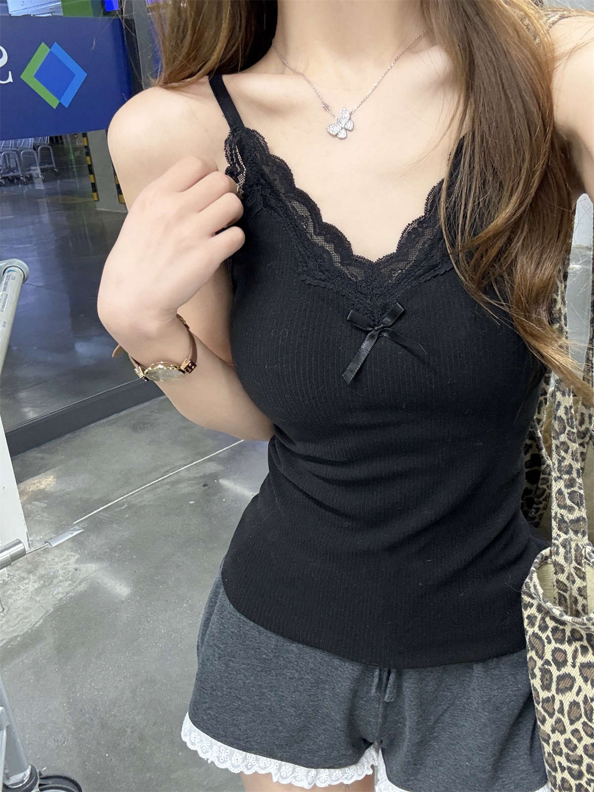 Lace v-neck polished warm autumn and winter with chest pad, sling vest, slim and thin inner backing top XL чорний
Lace v-neck polished warm autumn and winter with chest pad, sling vest, slim and thin inner backing top XL чорний