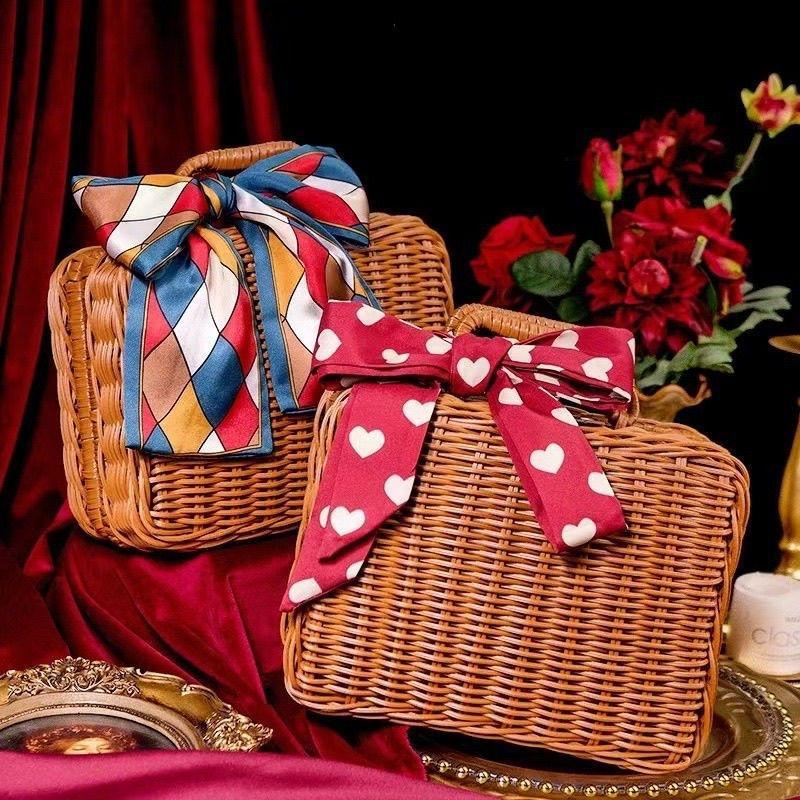 Elegant Rattan Woven Handheld Basket: Bridesmaid Gift, Birthday Present, Retro Suitcase-Style, Stylish and Durable.
Elegant Rattan Woven Handheld Basket: Bridesmaid Gift, Birthday Present, Retro Suitcase-Style, Stylish and Durable.