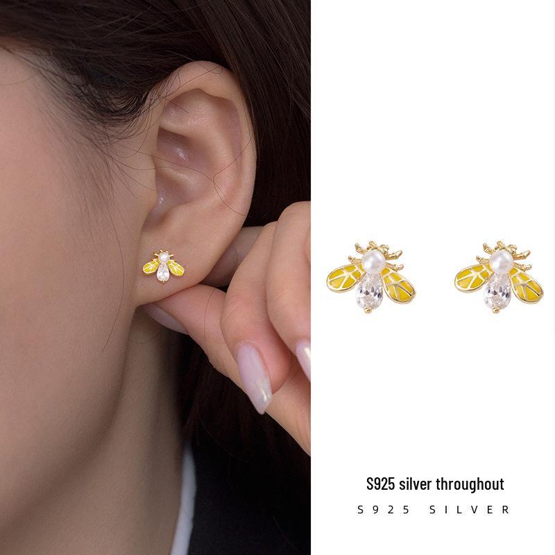 Banyan Tree S925 Silver Bee Zircon and Shell Pearl Earrings for Women - Fresh and Cute Animal Design, Perfect for Spring and Summer. 925 Silver
Banyan Tree S925 Silver Bee Zircon and Shell Pearl Earrings for Women - Fresh and Cute Animal Design, Perfect for Spring and Summer. 925 Silver