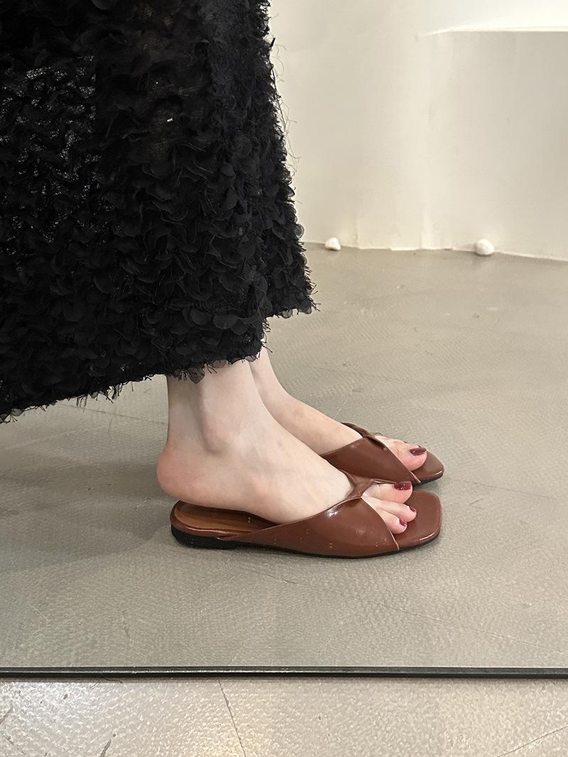 French Black Flat-Bottomed Cool Slippers Women S Summer Outer Wear Design Sense Twisted Slippers Niche Sandals 40 темно-коричневого кольору
French Black Flat-Bottomed Cool Slippers Women S Summer Outer Wear Design Sense Twisted Slippers Niche Sandals 40 темно-коричневого кольору