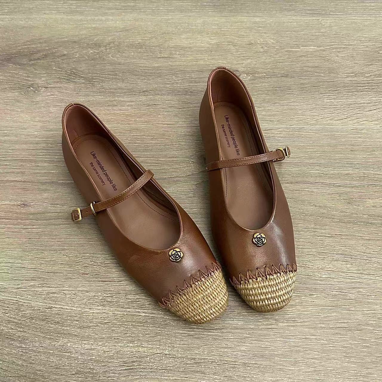 Cowhide version of French retro round head small fragrant Mary Jane shoes woven word with temperament camellia flat sole shoes 40
Cowhide version of French retro round head small fragrant Mary Jane shoes woven word with temperament camellia flat sole shoes 40