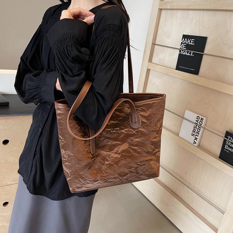 version of fashionable large-capacity tote bag fashionable commuter bag women s summer 2025 new versatile shoulder tote bag
version of fashionable large-capacity tote bag fashionable commuter bag women s summer 2025 new versatile shoulder tote bag