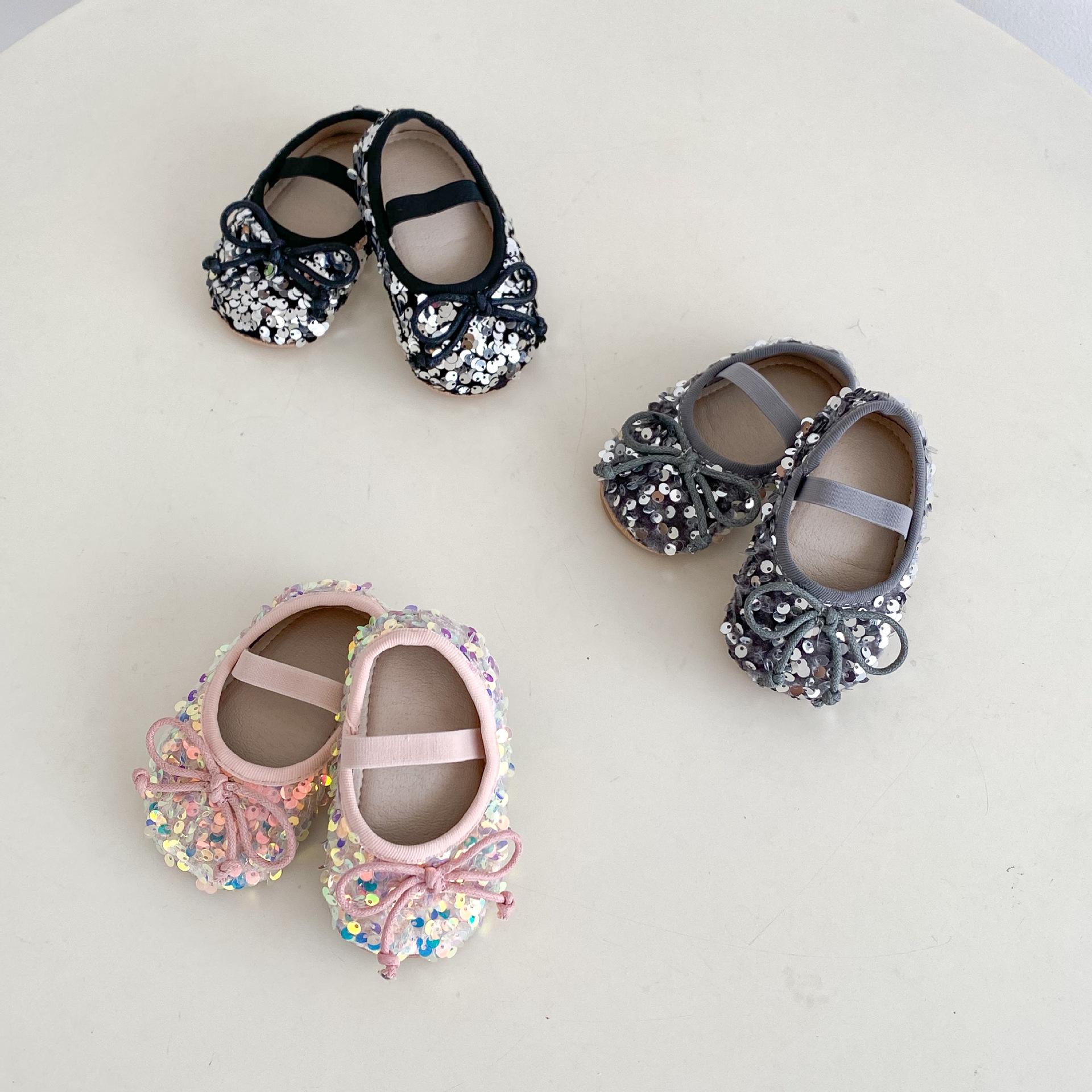 Newborn baby fashion sequin shoes infant girls shoes rubber soft bottom toddler walking shoes bafanou X1028 S(11cm) чёрный
Newborn baby fashion sequin shoes infant girls shoes rubber soft bottom toddler walking shoes bafanou X1028 S(11cm) чёрный