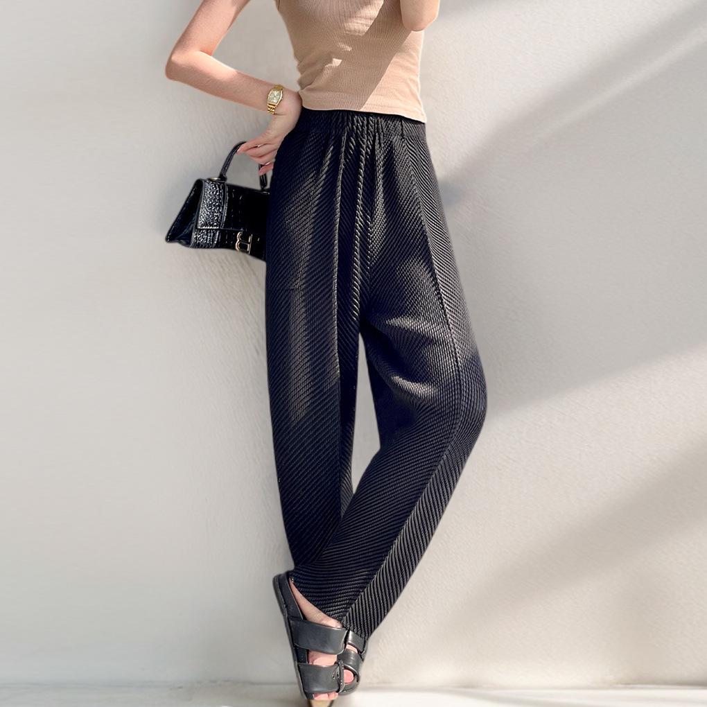 Women s Spring/Summer Fish Scale Pleated Harem Pants - Slimming, Non-Transparent, Versatile, Nine-Point Length One Size
Women s Spring/Summer Fish Scale Pleated Harem Pants - Slimming, Non-Transparent, Versatile, Nine-Point Length One Size