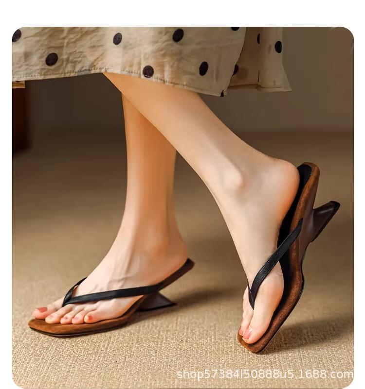 Fashion flip-flops temperament kitten heel cool slippers 2025 new summer large size square head high heels stiletto 40 чорний
Fashion flip-flops temperament kitten heel cool slippers 2025 new summer large size square head high heels stiletto 40 чорний