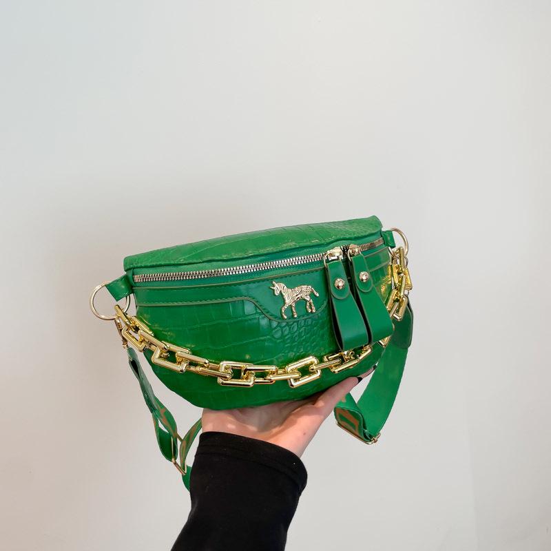 Женская сумка-седло кроссбоди с тиснением под крокодила, цепочкой и широким ремнем.
Женская сумка-седло кроссбоди с тиснением под крокодила, цепочкой и широким ремнем.