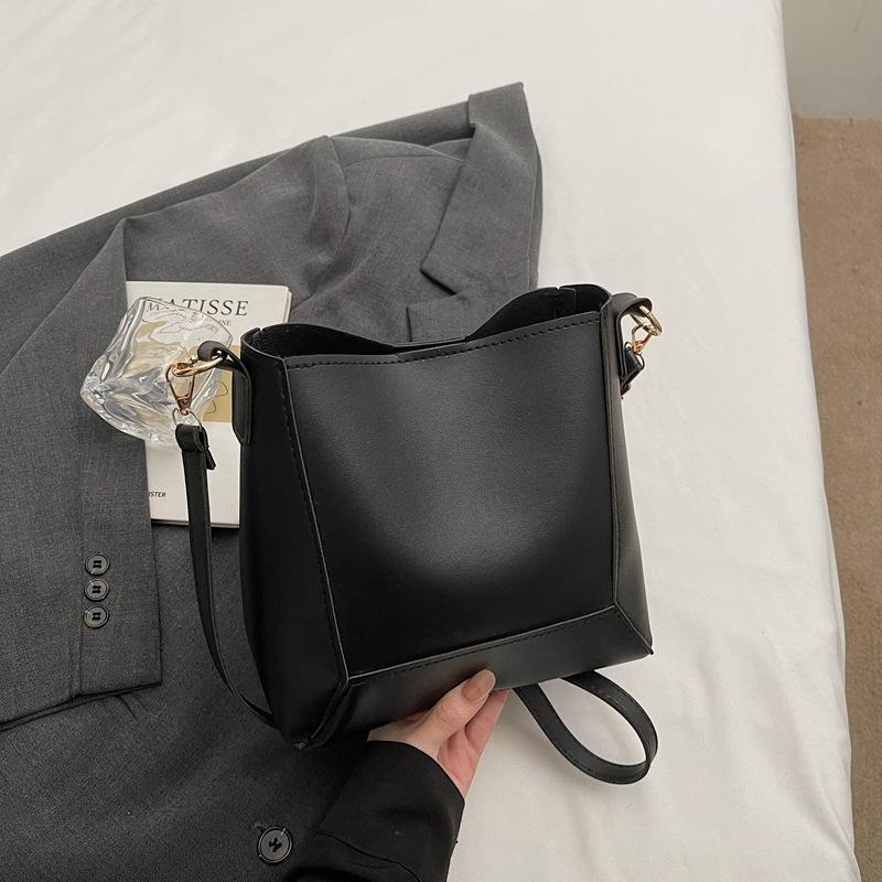 New Fashi Large Capacity Shoulder Bag Women Simple Crossbody Handle Bucket Bag Retro Style Versatile Texture Composite Bag чёрный
New Fashi Large Capacity Shoulder Bag Women Simple Crossbody Handle Bucket Bag Retro Style Versatile Texture Composite Bag чёрный