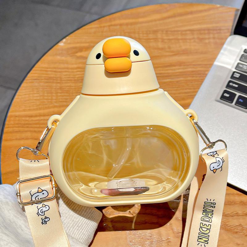 Милый мультяшный гусь, пластиковая бутылка для воды для девочек, детская соломенная чашка для воды, уличная портативная спортивная чашка для питья большой емкости 650ml
Милый мультяшный гусь, пластиковая бутылка для воды для девочек, детская соломенная чашка для воды, уличная портативная спортивная чашка для питья большой емкости 650ml