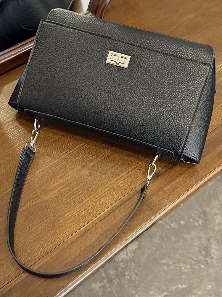 Korean ins style large-capacity briefcase 2025 new high-end shoulder tote bag to work commuter messenger bag чёрный
Korean ins style large-capacity briefcase 2025 new high-end shoulder tote bag to work commuter messenger bag чёрный