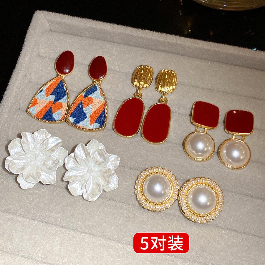 Silver Needle Diamond Pearl Round Earrings Set French Retro Fashion Temperament Earrings Light Luxury Premium Earrings Women
Silver Needle Diamond Pearl Round Earrings Set French Retro Fashion Temperament Earrings Light Luxury Premium Earrings Women
