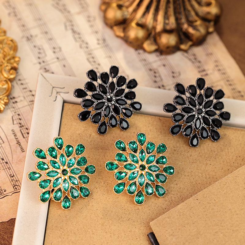S925 Silver Needle Zircon-Inlaid Geometric Round Earrings - Women s Fashion, Versatile European & American Heavy Industry Studs
S925 Silver Needle Zircon-Inlaid Geometric Round Earrings - Women s Fashion, Versatile European & American Heavy Industry Studs