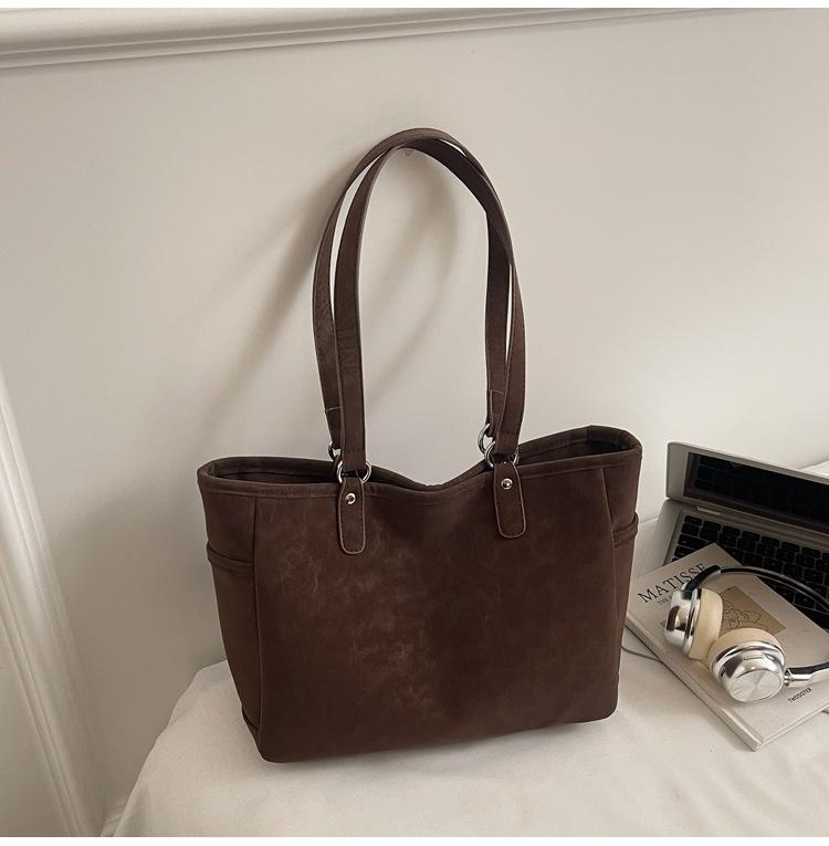 Retro niche underarm bag women s 2025 new simple and versatile tote bag high-end sense large-capacity shoulder bag темно-коричневого
Retro niche underarm bag women s 2025 new simple and versatile tote bag high-end sense large-capacity shoulder bag темно-коричневого