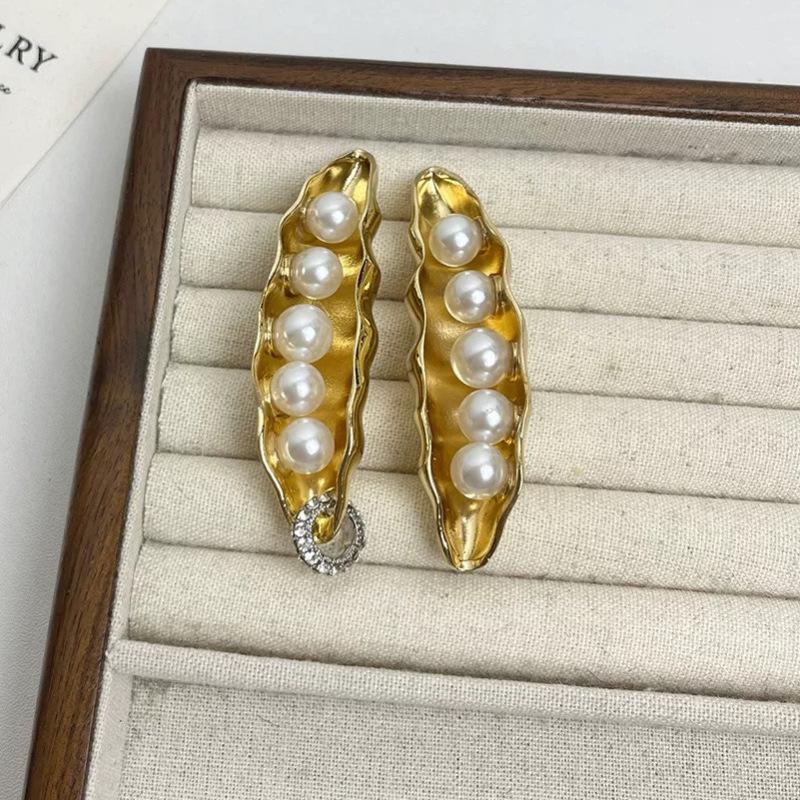 New Arrival Metal Plated Pea Style Dangle Earrings for Women Fashion Jewelry Vintage Atificial Pearls Statement Earrings золотий
New Arrival Metal Plated Pea Style Dangle Earrings for Women Fashion Jewelry Vintage Atificial Pearls Statement Earrings золотий