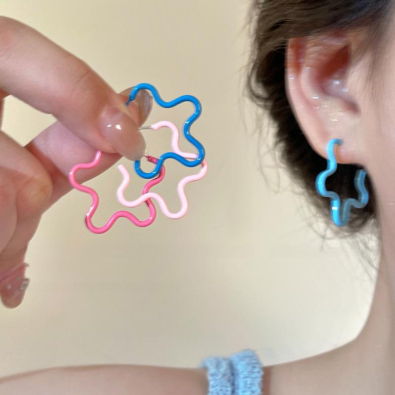 Dripping flower earrings ins wind simple stud earrings fashionable small fresh versatile temperament earrings
Dripping flower earrings ins wind simple stud earrings fashionable small fresh versatile temperament earrings