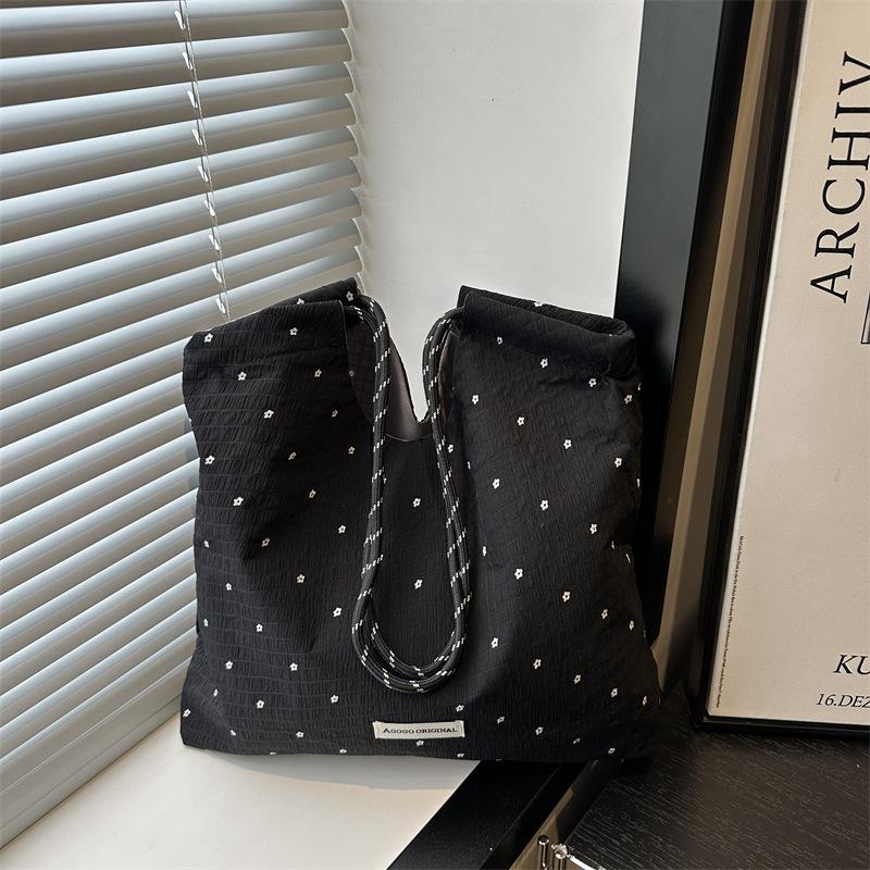 Сумка-тоут в горошек, новая модная, высококлассная, в стиле ретро, женская, на кулиске, для отпуска, для поездок на работу, для прогулок, свежая летняя сумка на плечо чёрный
Сумка-тоут в горошек, новая модная, высококлассная, в стиле ретро, женская, на кулиске, для отпуска, для поездок на работу, для прогулок, свежая летняя сумка на плечо чёрный