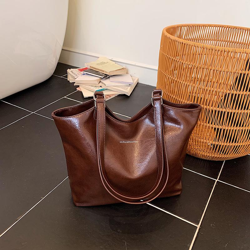 Женская большая ретро-сумка-тоут из мягкой кожи: Высококачественная, универсальная модная наплечная сумка для школы и поездок 41cm x 21.5cm x 31cm
Женская большая ретро-сумка-тоут из мягкой кожи: Высококачественная, универсальная модная наплечная сумка для школы и поездок 41cm x 21.5cm x 31cm