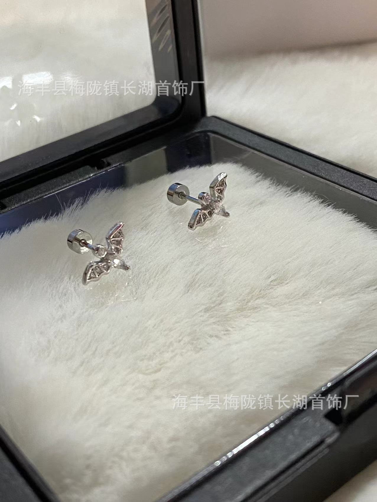 Japan and South Korea s new super-flash zircon external thread thin needle earrings, earbone nails, cochlear nails,heart-shaped wings,pendant earrings
Japan and South Korea s new super-flash zircon external thread thin needle earrings, earbone nails, cochlear nails,heart-shaped wings,pendant earrings