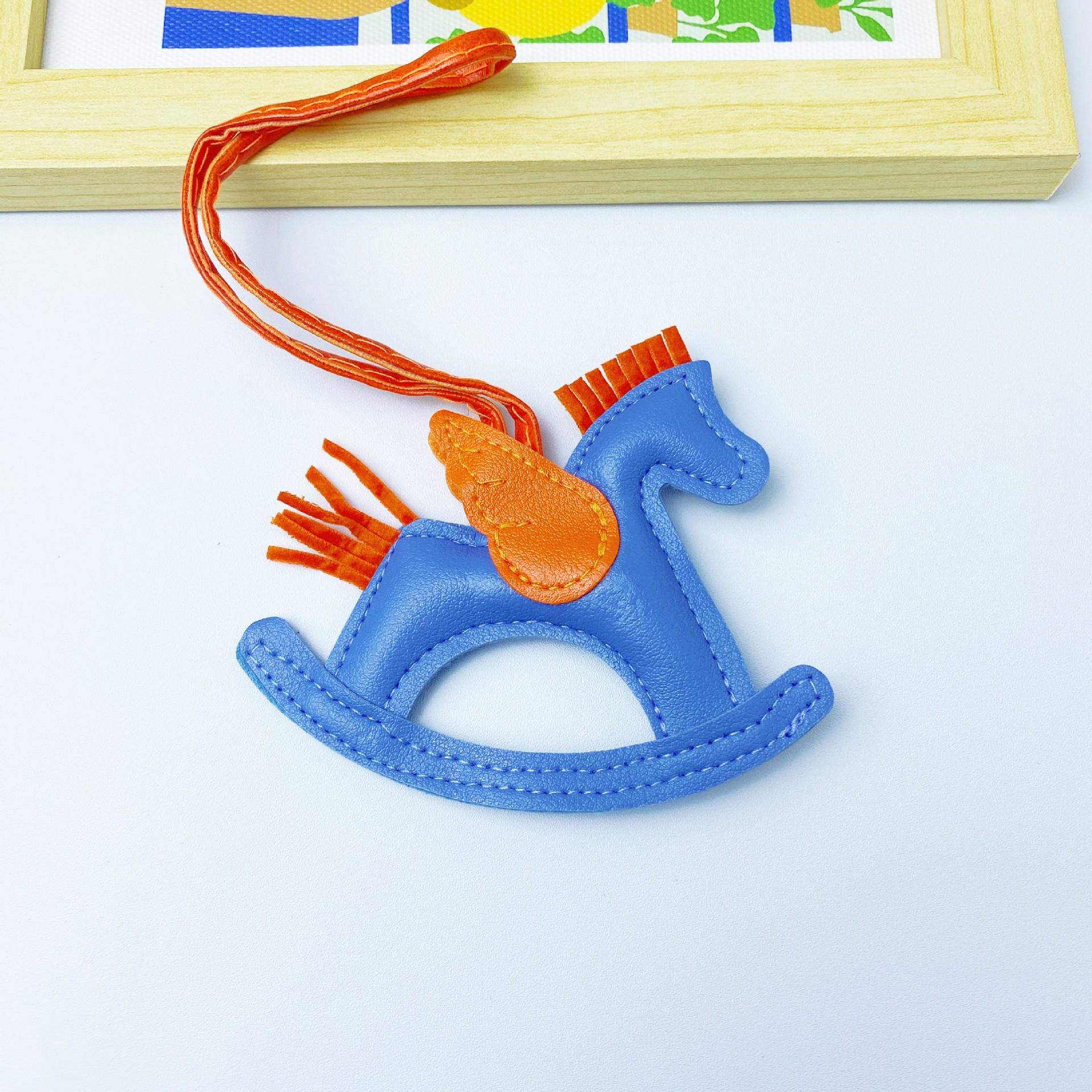 Цветной брелок-качалка из искусственной кожи в виде лошади - милый подарочный кулон на сумку
Цветной брелок-качалка из искусственной кожи в виде лошади - милый подарочный кулон на сумку