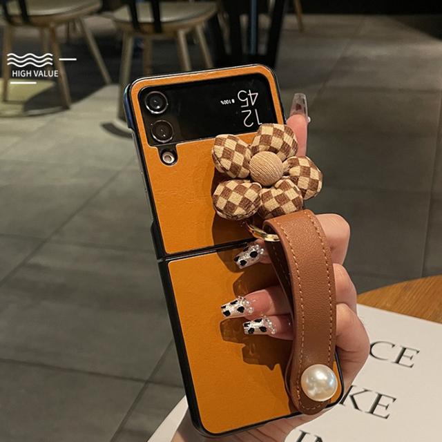 Для Samsung Galaxy Z Flip 4 3 чехол в клетку с цветком из искусственной кожи с жемчугом, ремешок на запястье, кронштейн, жесткий чехол для телефона ПК For Galaxy Z Flip 3
Для Samsung Galaxy Z Flip 4 3 чехол в клетку с цветком из искусственной кожи с жемчугом, ремешок на запястье, кронштейн, жесткий чехол для телефона ПК For Galaxy Z Flip 3