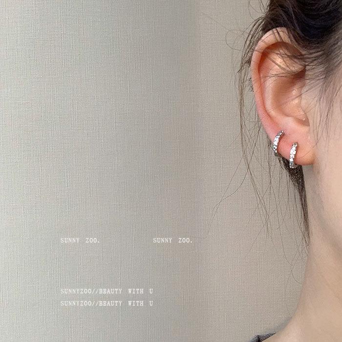 Блестящие серьги-кольца с бриллиантами, Модные женские простые, элегантные маленькие серьги
Блестящие серьги-кольца с бриллиантами, Модные женские простые, элегантные маленькие серьги