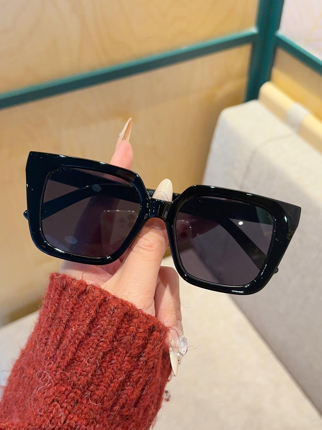 1Pc Fashion Trendy Large Frame Square Single Product Sunglasses Retro Casual Simple Black Glasses Suitable for Outdoor
1Pc Fashion Trendy Large Frame Square Single Product Sunglasses Retro Casual Simple Black Glasses Suitable for Outdoor