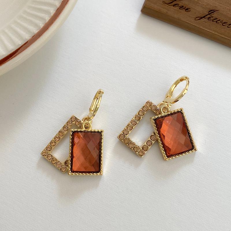 Korean Brown Rhinestone Rectangular Earrings: Trendy Autumn/Winter High-End Style for Women.
Korean Brown Rhinestone Rectangular Earrings: Trendy Autumn/Winter High-End Style for Women.