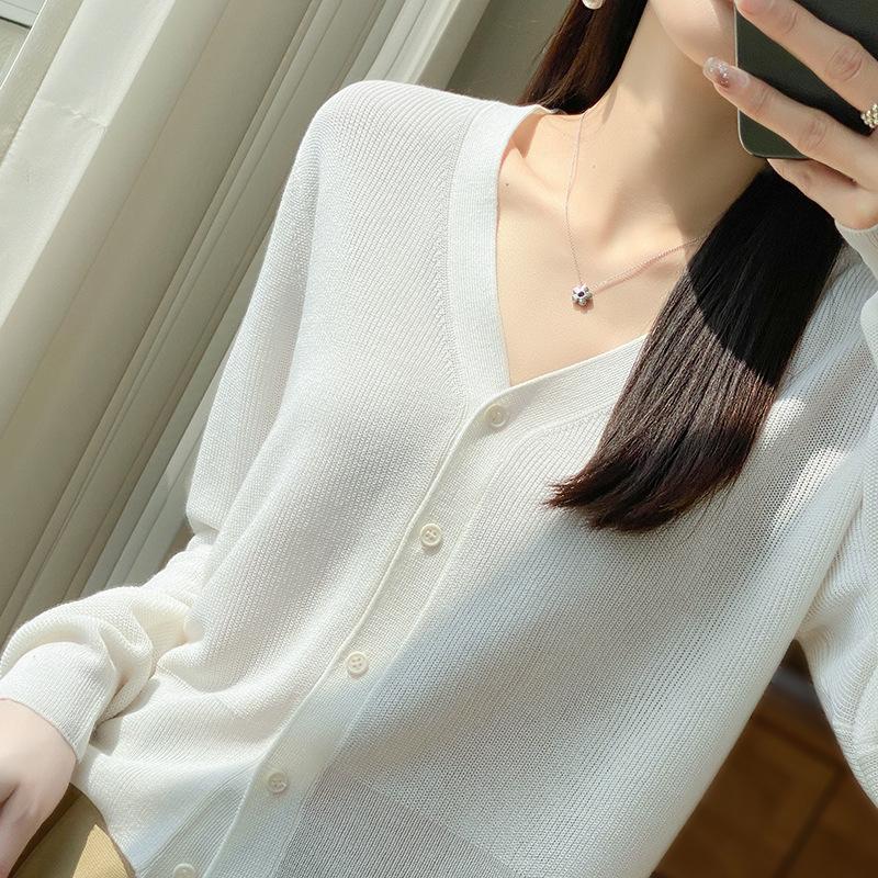 Новый весенне-летний кардиган из ледяного шелка для женщин, корейская версия, простой повседневный однотонный топ, защита от солнца, V-образный вырез, облегающий свитер-жакет M белый
Новый весенне-летний кардиган из ледяного шелка для женщин, корейская версия, простой повседневный однотонный топ, защита от солнца, V-образный вырез, облегающий свитер-жакет M белый