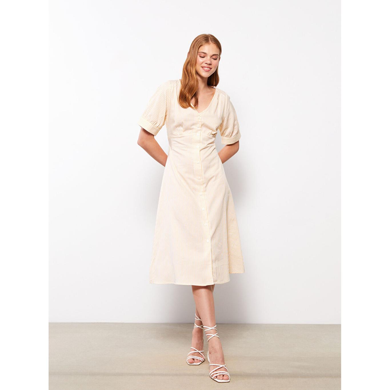 Поплиновое женское платье в полоску с V-образным вырезом и короткими рукавами желтое 
Поплиновое женское платье в полоску с V-образным вырезом и короткими рукавами желтое