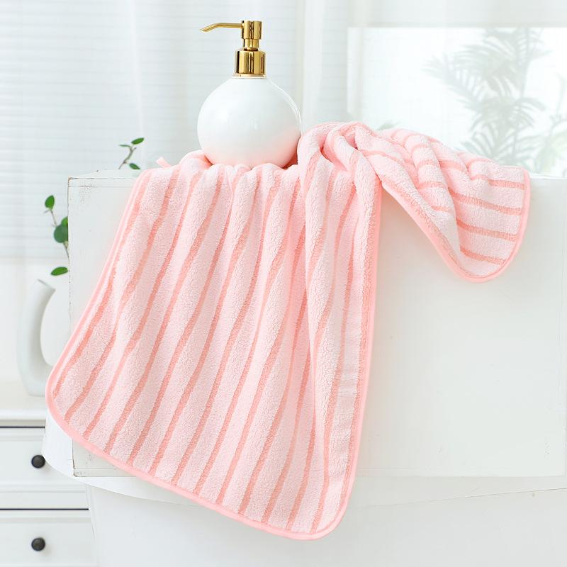 Утолщенное полотенце с цветной полосатой окантовкой и петлей для подвешивания 35*75cm
Утолщенное полотенце с цветной полосатой окантовкой и петлей для подвешивания 35*75cm