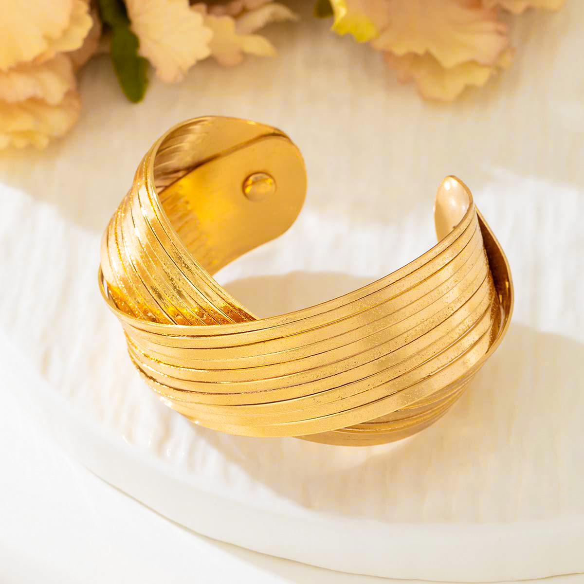 Модный индивидуальный гладкий геометрический крест открытый браслет для женщин золотой
Модный индивидуальный гладкий геометрический крест открытый браслет для женщин золотой