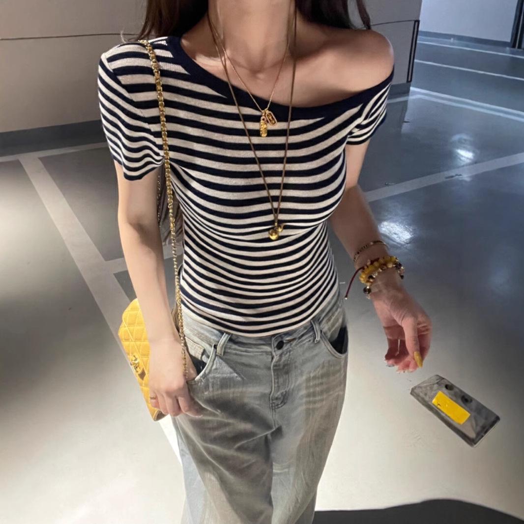 Korean Retro Color Block Striped Off-Shoulder Waist-Slimming T-Shirt One Size (up to 125 lbs)
Korean Retro Color Block Striped Off-Shoulder Waist-Slimming T-Shirt One Size (up to 125 lbs)
