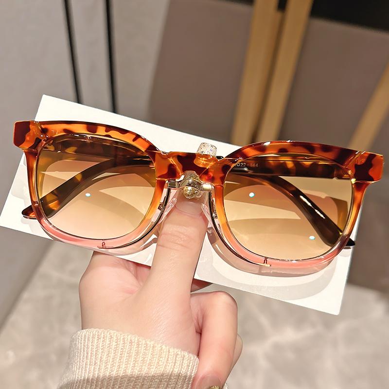 Chic Cat Eye Fashion Glasses for Women - Gradient Color Frame, PC Lenses, Composite Material, Metal Hinges
Chic Cat Eye Fashion Glasses for Women - Gradient Color Frame, PC Lenses, Composite Material, Metal Hinges