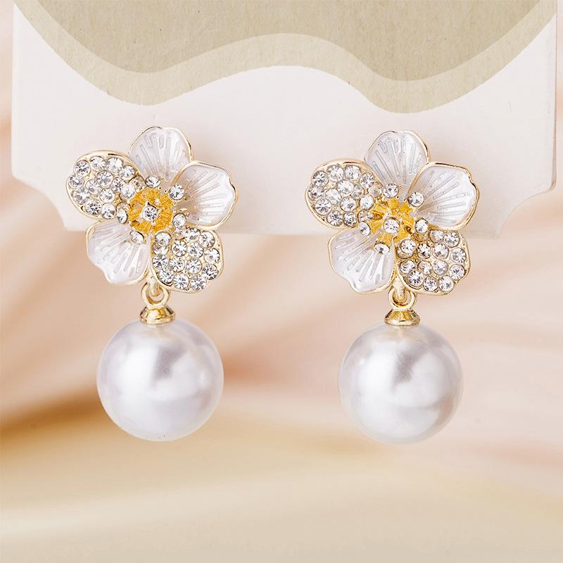 New camellia pearl earrings niche high-end exquisite flower stud earrings versatile temperament earrings золотий
New camellia pearl earrings niche high-end exquisite flower stud earrings versatile temperament earrings золотий