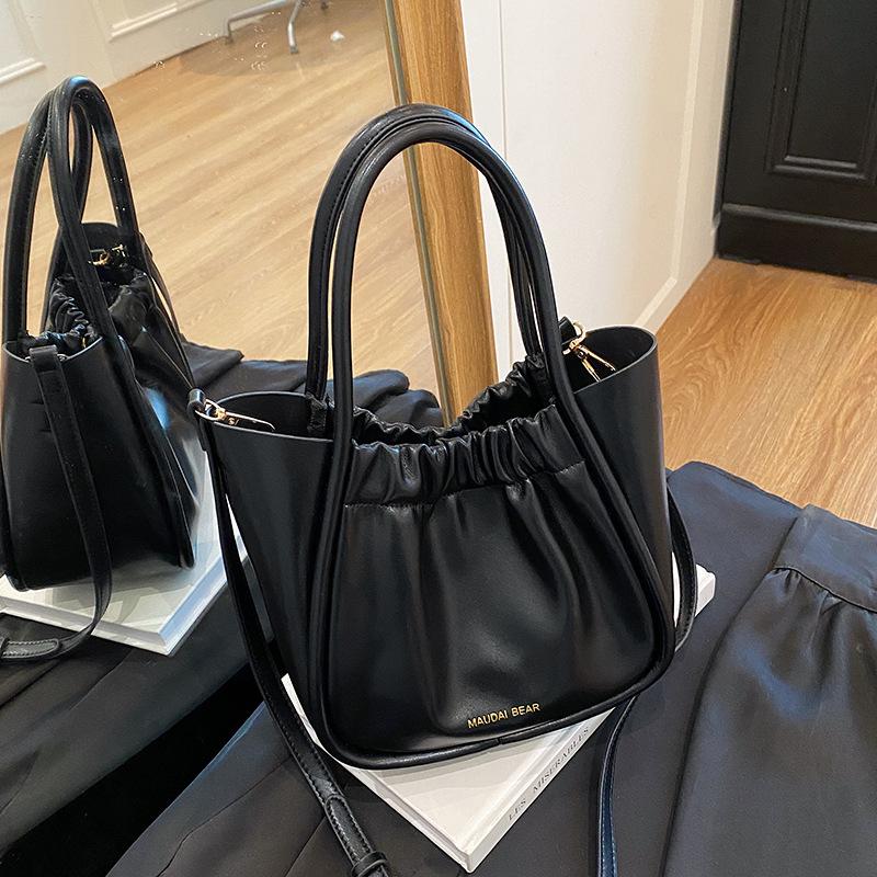 Premium Versatile Bucket Bag Summer New Fashion Commuter Portable Folded Messenger Bag чорний
Premium Versatile Bucket Bag Summer New Fashion Commuter Portable Folded Messenger Bag чорний