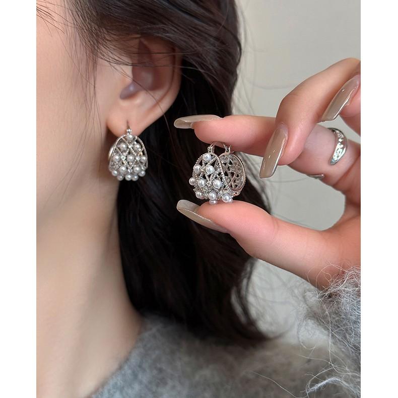 Pearl U-shaped hollow cradle ear buckle fashion light luxury high-end earrings temperament niche versatile design earrings
Pearl U-shaped hollow cradle ear buckle fashion light luxury high-end earrings temperament niche versatile design earrings
