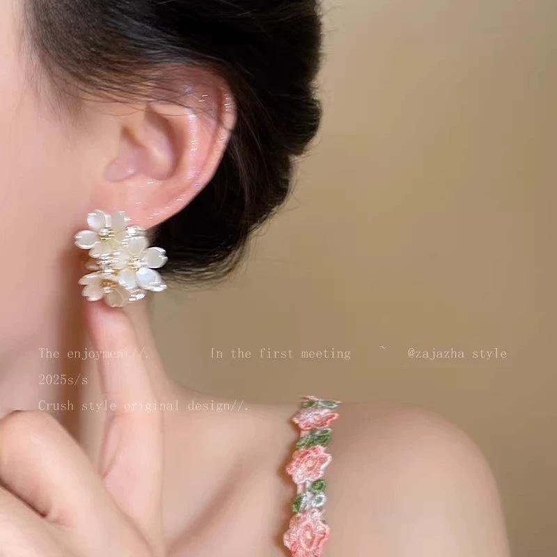 2025 High-End Silver Flower Earrings - Spring & Summer Collection for Women
2025 High-End Silver Flower Earrings - Spring & Summer Collection for Women