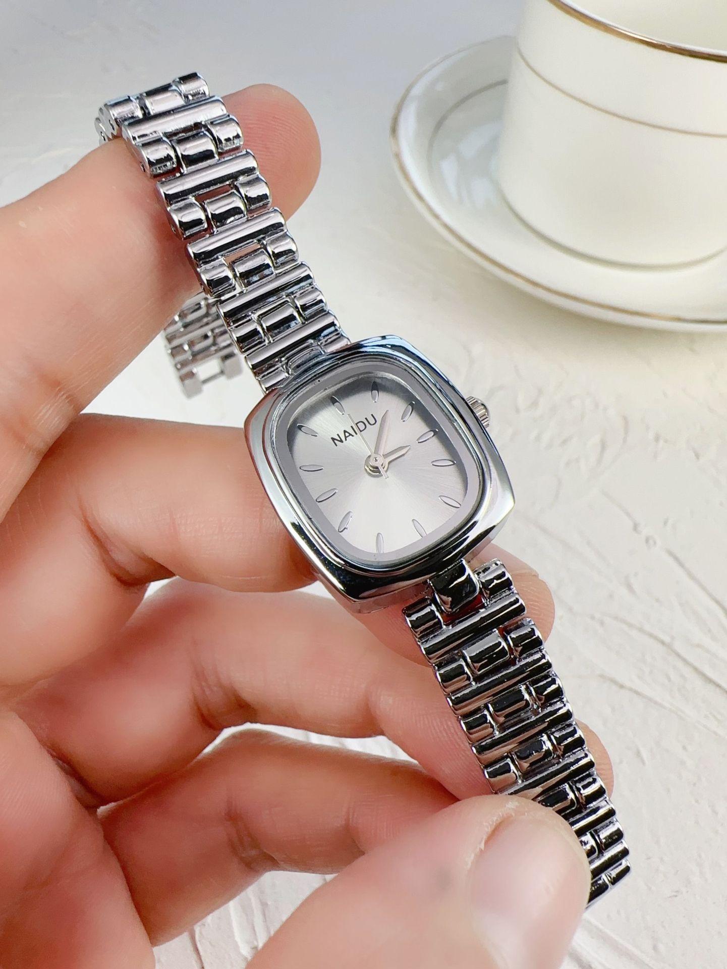New Women Watch Light Luxury Medieval temperament Simple Retro Watch Female Fashion Quartz Wristwatches срібний
New Women Watch Light Luxury Medieval temperament Simple Retro Watch Female Fashion Quartz Wristwatches срібний