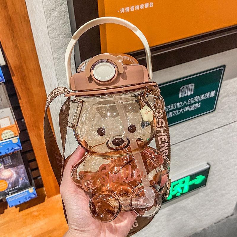 Kawaii Bear пластиковая бутылка для воды с соломинкой, портативный ремешок, милые детские бутылочки для девочек, летняя большая вместительная чашка для чая с пузырьками молока 1400ML кофейный