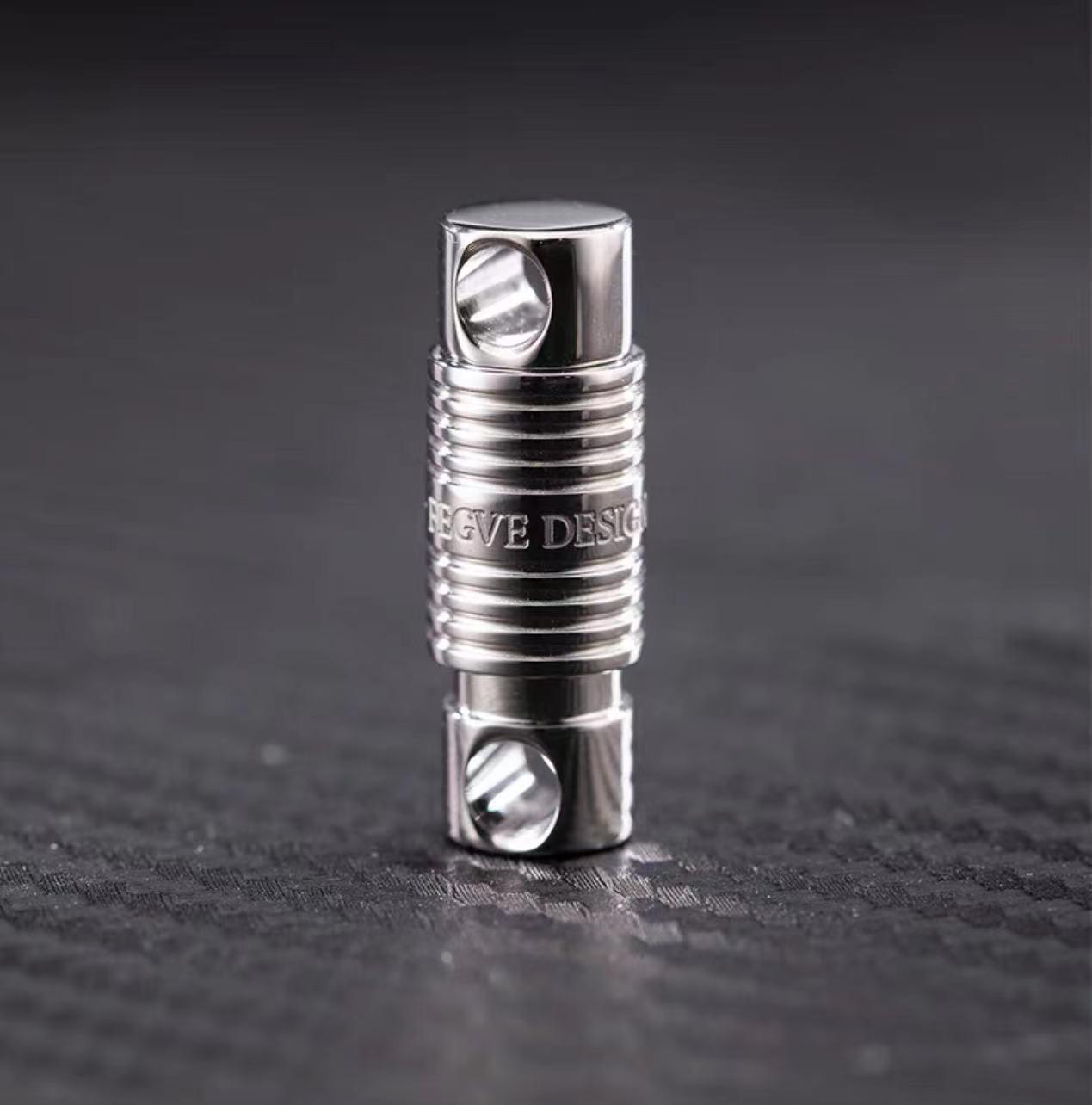 Капсульний брелок із титанового сплаву з універсальним шарніром, що обертається на 360°
Капсульний брелок із титанового сплаву з універсальним шарніром, що обертається на 360°