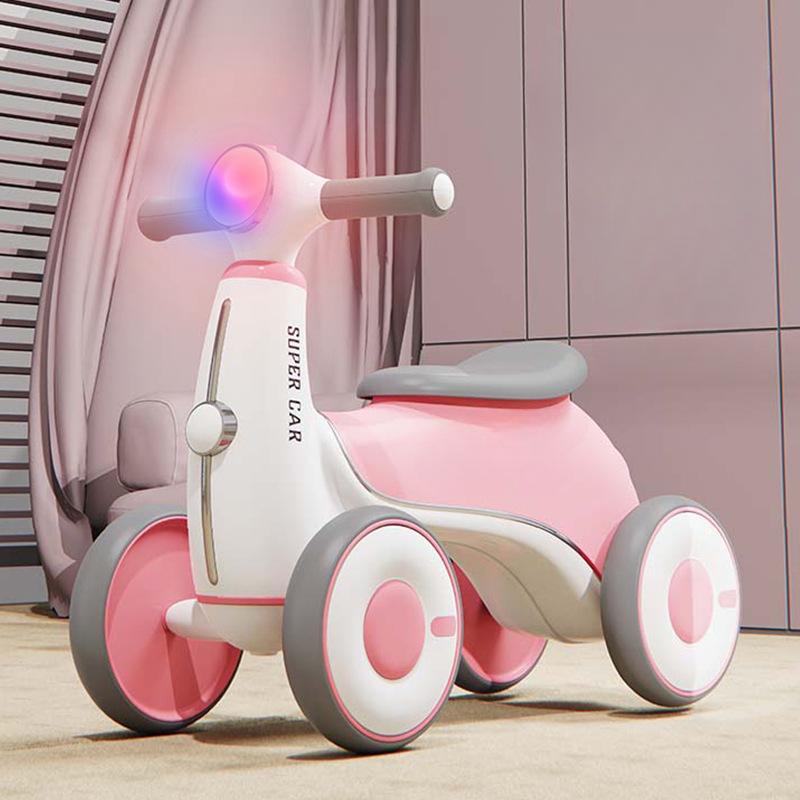 Детский самокат. Дети 3-6 лет могут сидеть на детском четырехколесном самокате, который может скользить.
Детский самокат. Дети 3-6 лет могут сидеть на детском четырехколесном самокате, который может скользить.