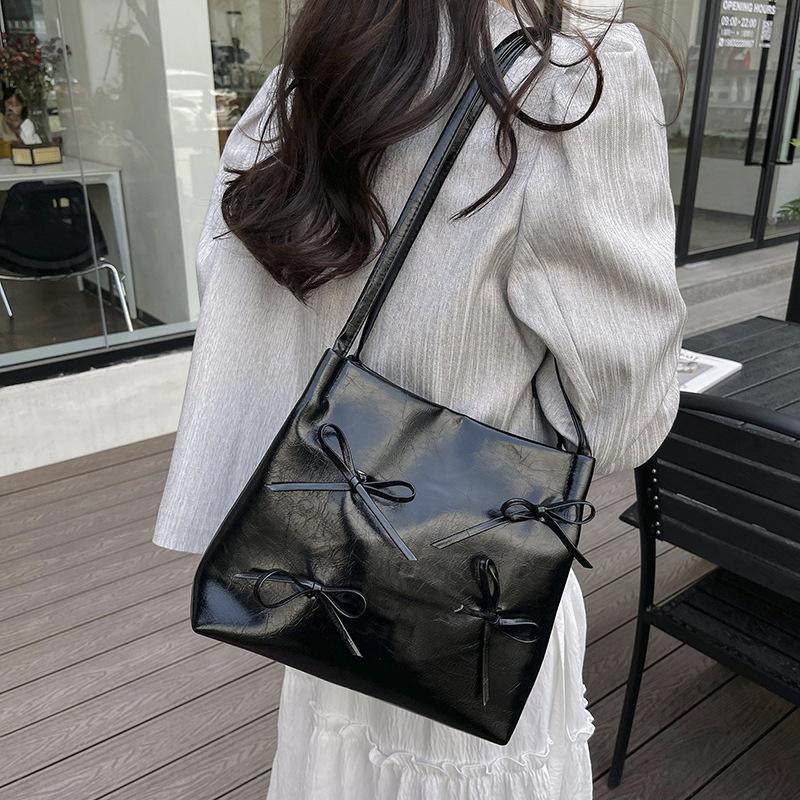 Сумка женская весна 2024 новая простая нишевая текстурированная сумка через плечо модная сумка через плечо подмышкой бант женская чёрный
Сумка женская весна 2024 новая простая нишевая текстурированная сумка через плечо модная сумка через плечо подмышкой бант женская чёрный