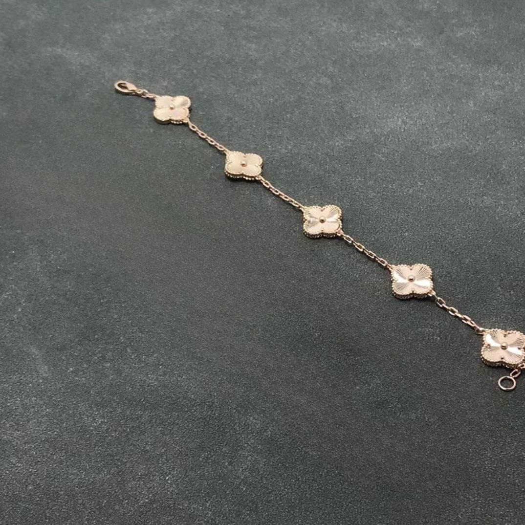 Four-leaf Clover and Five-flower Bracelet Luxurious and High-end Natural Mother-of-pearl Bracelet agate рожевий колір золота
Four-leaf Clover and Five-flower Bracelet Luxurious and High-end Natural Mother-of-pearl Bracelet agate рожевий колір золота
