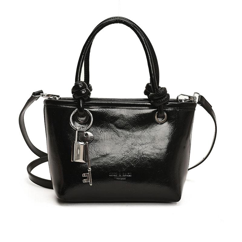 Модная сумка-мессенджер на плечо, тренд весны, новая, простая, портативная, в форме ведра, женская 23*9*15cm чёрный
Модная сумка-мессенджер на плечо, тренд весны, новая, простая, портативная, в форме ведра, женская 23*9*15cm чёрный