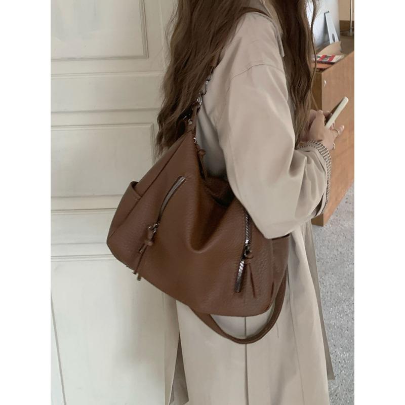 New trendy fashion retro tote bag underarm bag niche large capacity portable messenger commuter bag women
New trendy fashion retro tote bag underarm bag niche large capacity portable messenger commuter bag women