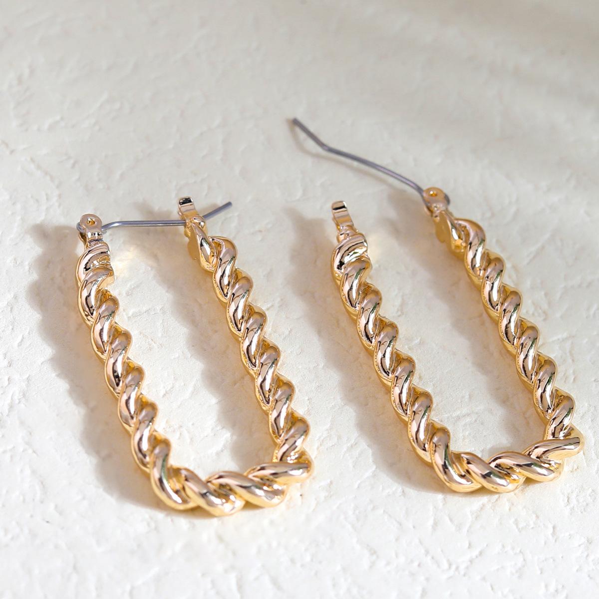 French retro earrings women s geometric glossy twisted twist design stud earrings ins niche light luxury earrings
French retro earrings women s geometric glossy twisted twist design stud earrings ins niche light luxury earrings