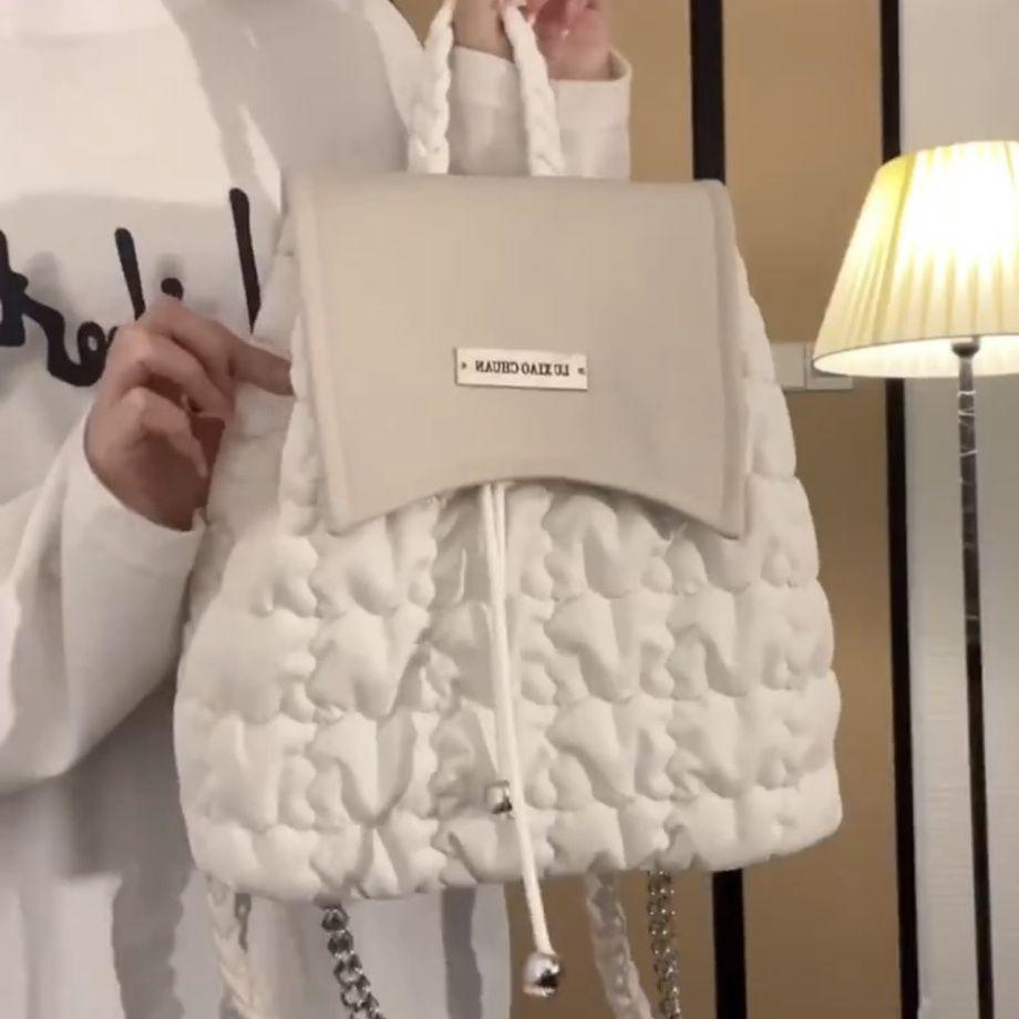 Milk compress autumn and winter bag cute schoolbag female college student bundle bag drawstring backpack chain bag 24*27*11
Milk compress autumn and winter bag cute schoolbag female college student bundle bag drawstring backpack chain bag 24*27*11