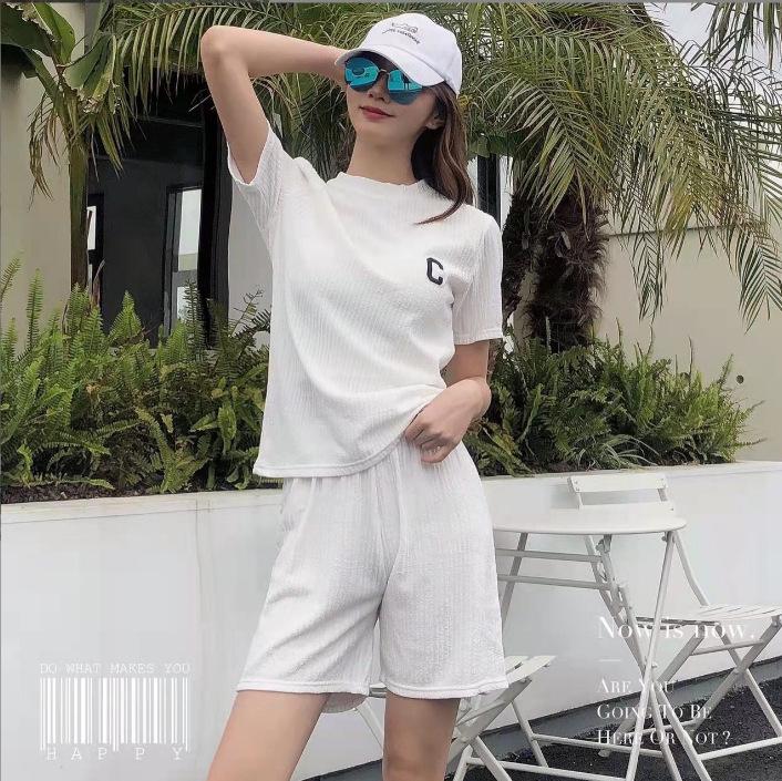 Жіночий весняно-літній вишитий комплект домашнього одягу з крижаного шовку Chiba: Повсякденний вільний костюм-двійка з довгими штанами. One Size (45-70 kg)
Жіночий весняно-літній вишитий комплект домашнього одягу з крижаного шовку Chiba: Повсякденний вільний костюм-двійка з довгими штанами. One Size (45-70 kg)