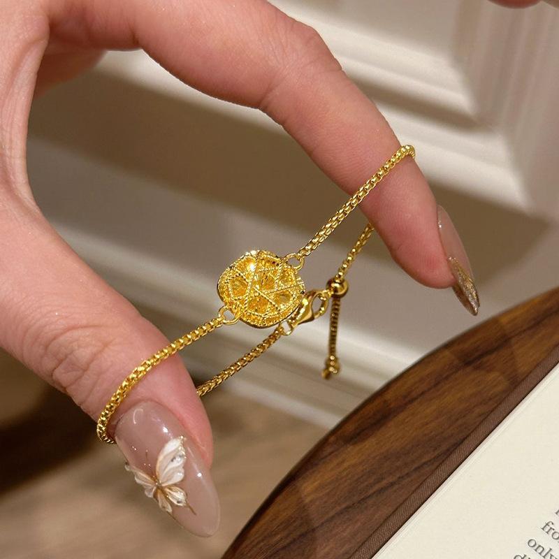 Creative Retro Shining Craftsm Irregular Weaving Texture bangles for women Light Luxury Sparkling Small Square Bracelet золотий
Creative Retro Shining Craftsm Irregular Weaving Texture bangles for women Light Luxury Sparkling Small Square Bracelet золотий